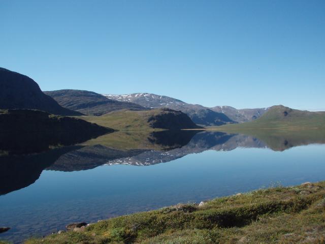 Blick vom Wanderweg auf den See Innajuattup Tasia, nahe bei der Hütte innajuattoq II
